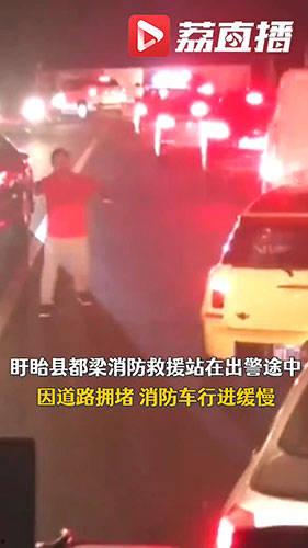 红衣哥吃瓜坐车太甜蜜原视频