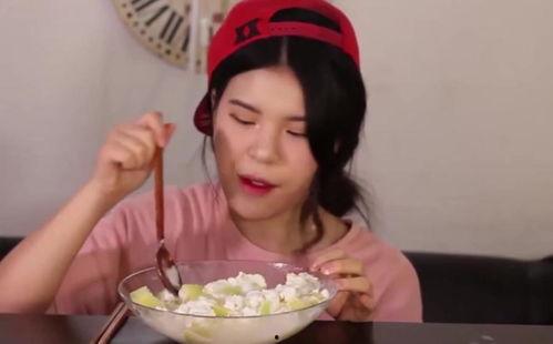 美女吃冰哈密瓜视频大全,美女畅享哈密瓜美味瞬间