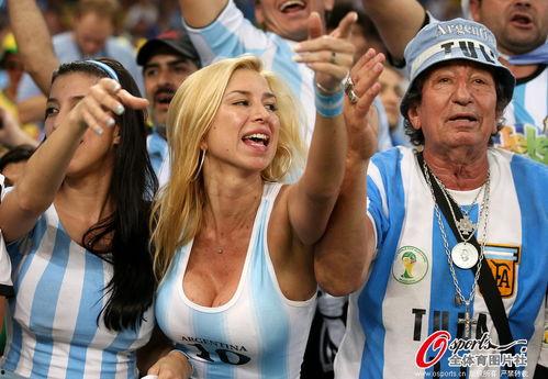 阿根廷女球迷吃瓜视频,揭秘赛场背后的激情瞬间