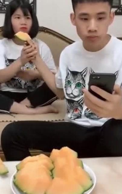 一个姐姐和弟弟吃瓜视频,姐姐弟弟吃瓜视频爆笑上演
