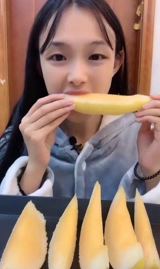 冯姐吃哈密瓜视频在线观看,在线直播带你领略瓜果飘香