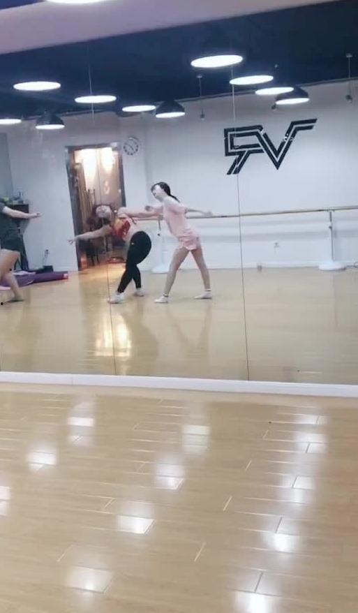 少女吃瓜跳舞视频,欢快视频引网友热议