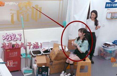 赵丽颖吃瓜黄晓明视频,甜蜜互动引网友热议