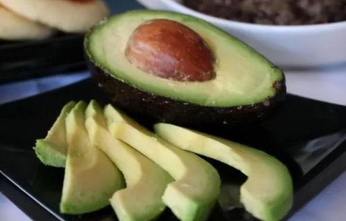 小呆瓜吃牛油果视频,趣味十足！