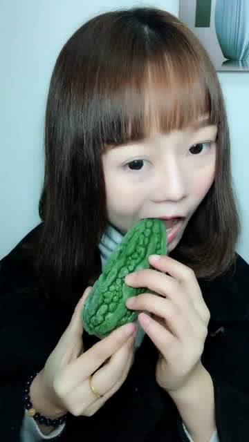 泰国小姐姐吃凉瓜吗视频,清凉一夏滋味如何？